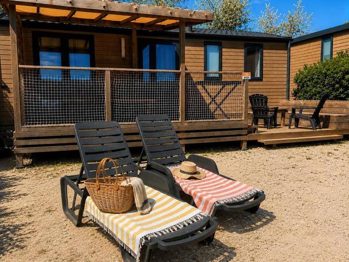 Camping pour 6 personnes, avec Jacuzzi et Terrasse ainsi que Jardin et Piscine