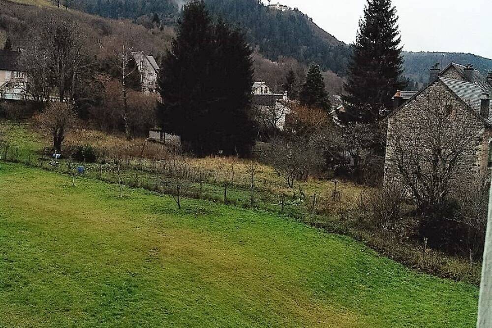 Apartamento entero, Au Doux Ombrages: tranquila T2 en el primer piso con balcón in La Bourboule, Parque Natural Regional Volcans d'Auvergne