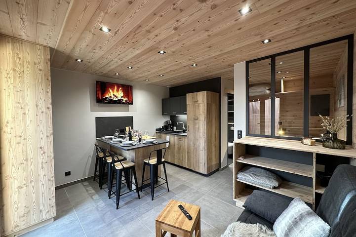 Gîte pour 4 personnes, avec piscine ainsi que terrasse et jardin à Montclar