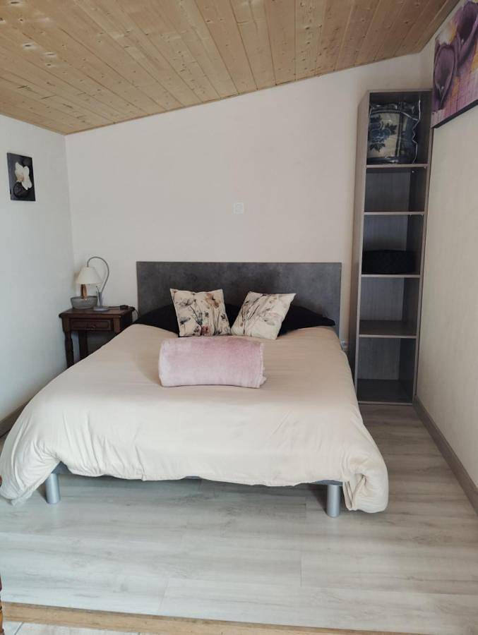 Location de vacances pour 2 personnes, avec Terrasse ainsi que Jardin et Vue à Talais