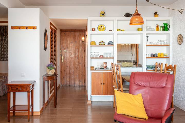 Apartamento entero, Apartamento 'Corinna' con vistas al mar, terraza privada y Wi-Fi in Santa Maria de Llorell, Tossa de Mar