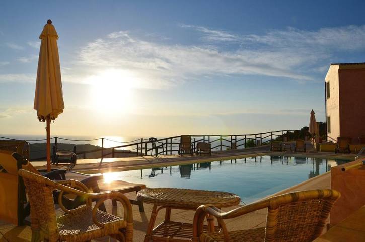Hôtel pour 4 personnes, avec vue ainsi que piscine et terrasse, animaux acceptés