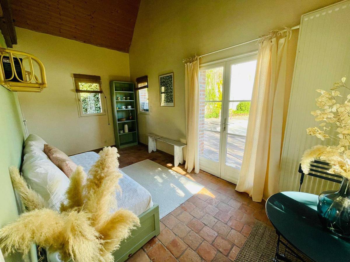 La Suite St Michel - Chambre privée avec salon in La Ferté-Saint-Aubin, Sologne