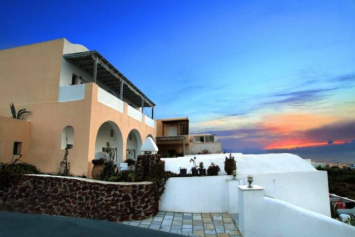 Apartahotel para 2 personas, con jacuzzi y balcón en Santorini