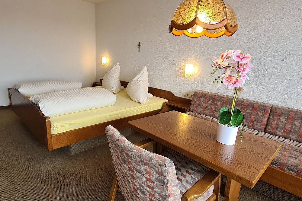 Ganze Wohnung, Doppelzimmer Heimatliebe mit schönem Balkon - Pension Hauber in Suedlicher Schwarzwald, Herrischried