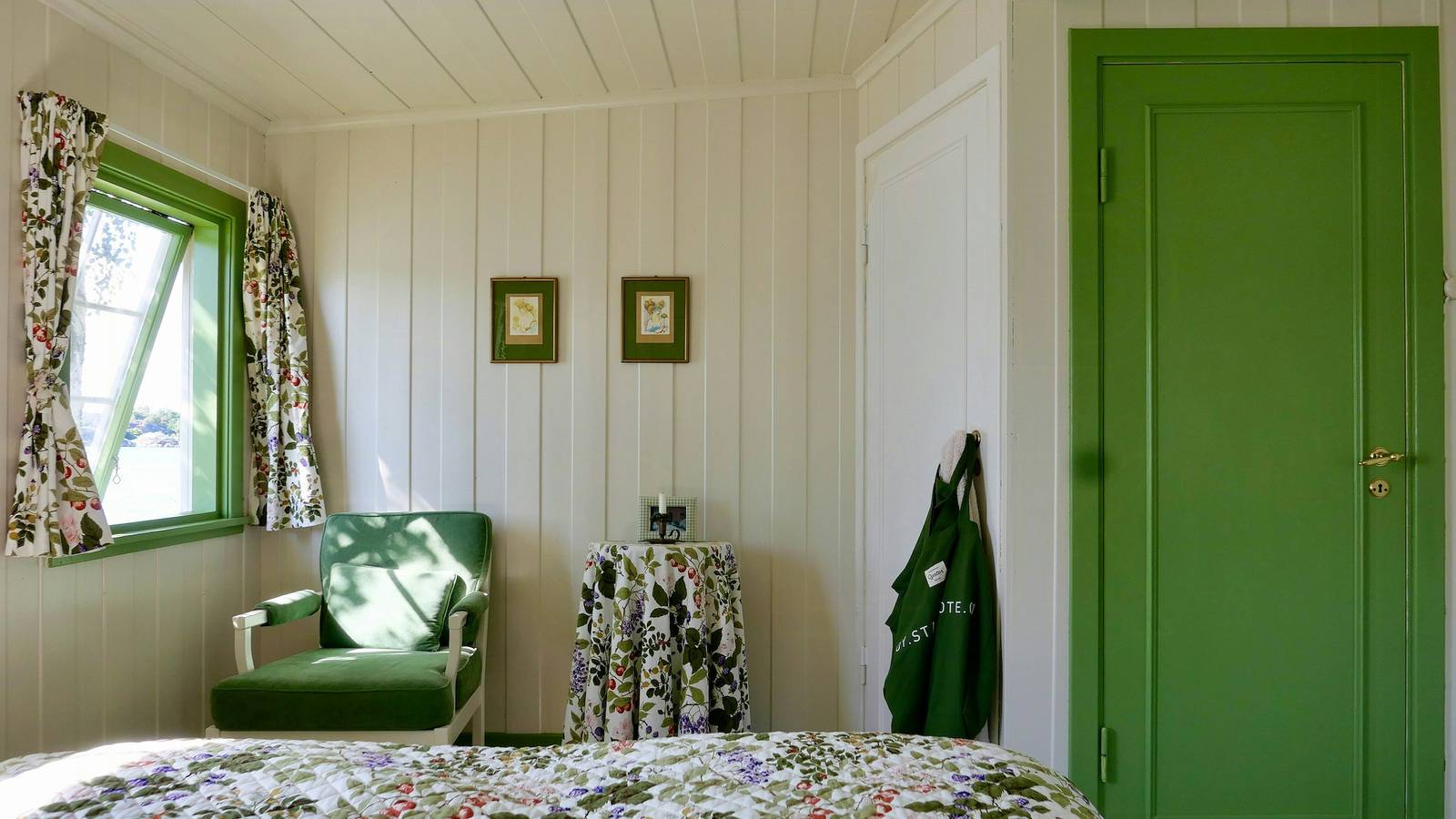 Hütte am Wasser mit Sonnenuntergang und Steg in Sandefjord