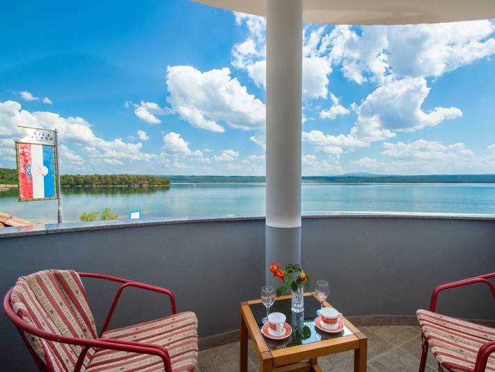 Location de vacances pour 5 personnes, avec jacuzzi ainsi que balcon et jardin en Dalmatie