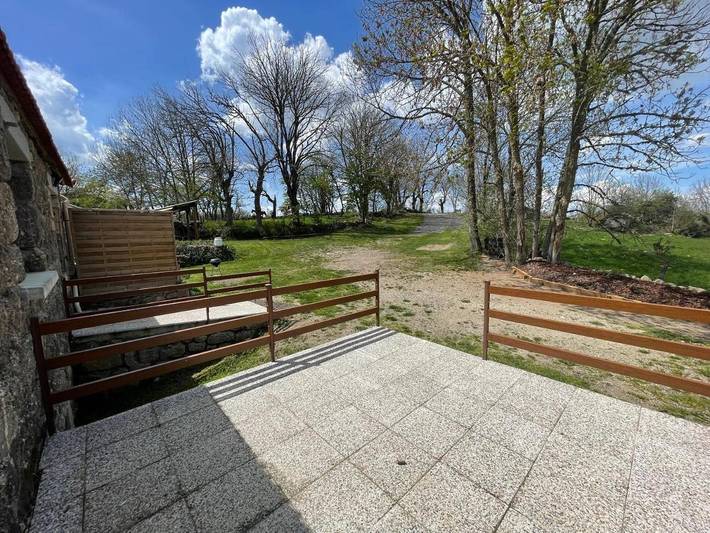Gîte pour 4 personnes, avec jardin ainsi que piscine et vue, adapté aux familles à Rocles (Languedoc-Roussillon)