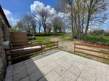 Gîte pour 4 personnes, avec vue ainsi que piscine et jardin, adapté aux familles à Rocles (Languedoc-Roussillon)
