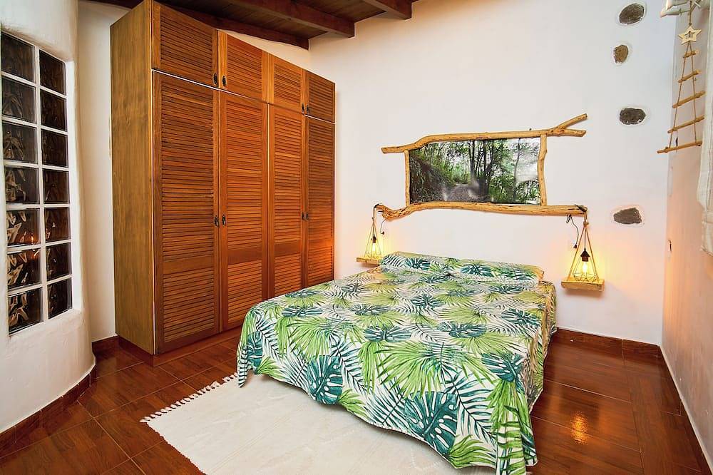 Villa Male, private heated pool, Bbq and gardens !!! in Los Silos, North Tenerife