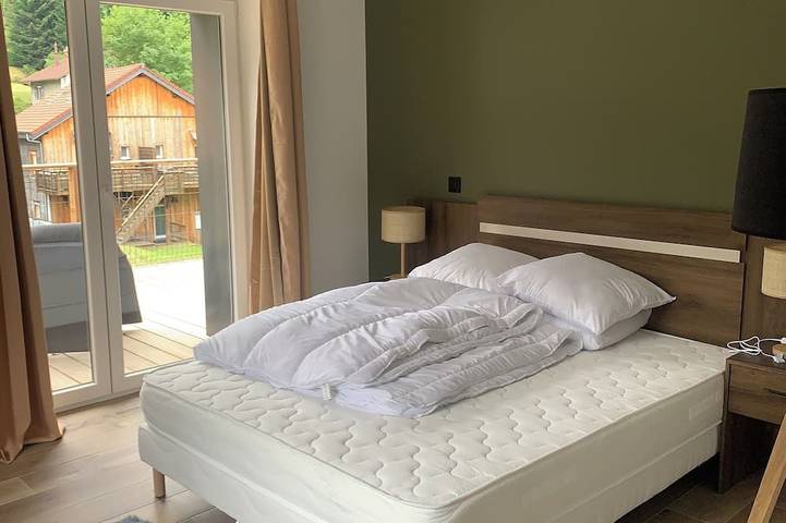 Entire apartment, Spacious 4-bedroom apartment that sleeps 10, with a private indoor pool, spa, and sauna. in Gérardmer, Parc naturel régional des Ballons des Vosges