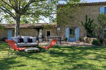 Location de vacances pour 6 personnes, avec piscine ainsi que jacuzzi et jardin à Grans