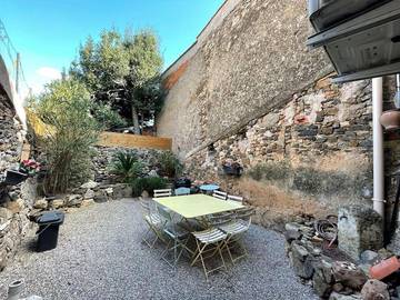 Gîte pour 6 personnes, avec terrasse et vue, adapté aux familles à Péret