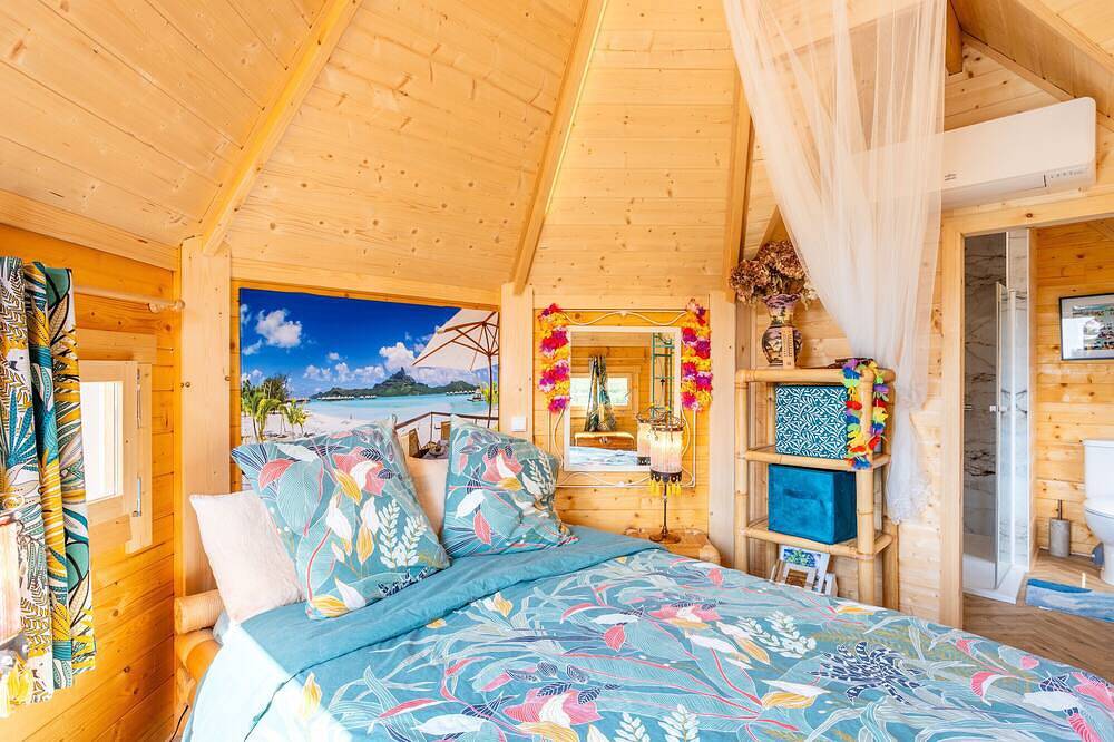 Les Philous Gourmands - Guest Room Chalet - Bora Bora - with Private Terrace in Sèvremont, Fontenay-le-Comte