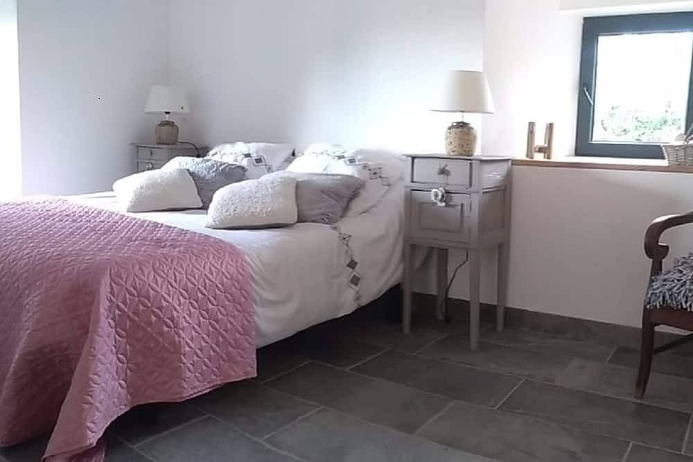 Old farmhouse renovated in a contemporary style in Lantriac, Massif Central