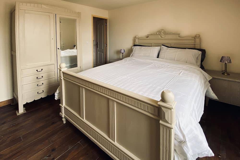 Comfortable Historic Gite for 14 persons - Hottub/ Use of Tennis Court opposite in Montanel, Région d'Avranches