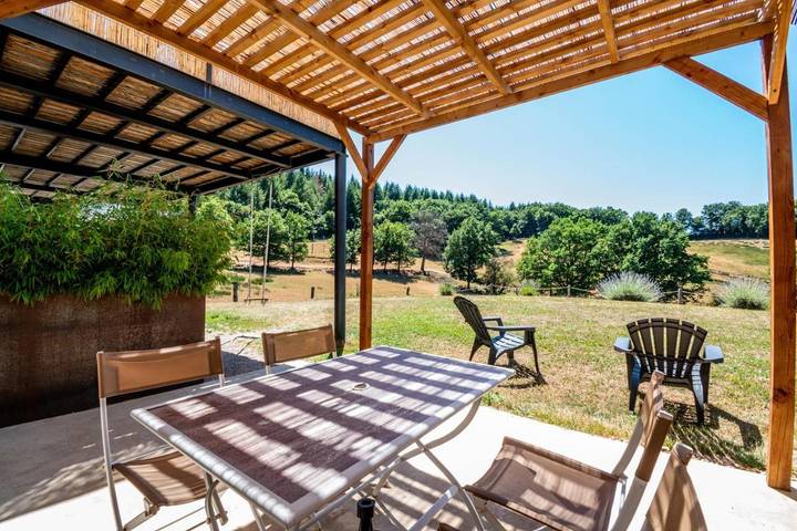 Location de vacances pour 3 personnes, avec Jacuzzi et Terrasse ainsi que Jardin et Piscine à Montrozier