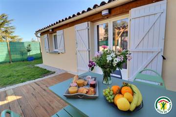 Gîte pour 2 personnes, avec sauna et jardin ainsi que terrasse et jacuzzi dans Auvergne-Rhône-Alpes