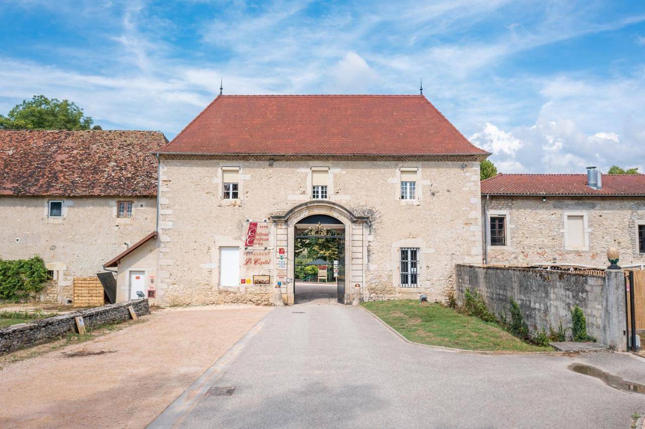 Les Dépendances du Château Chapeau Cornu in Vignieu, Région de La Tour-du-Pin