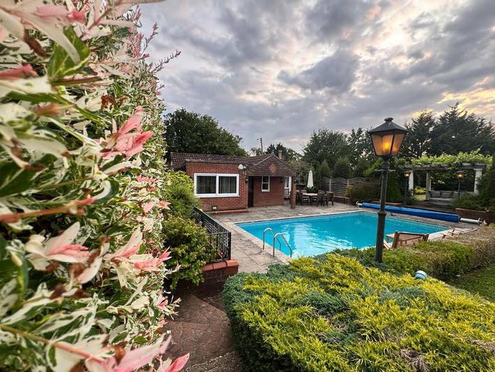 Apartment for 4 people, with Terrace and Garden as well as Pool and View in Bedford