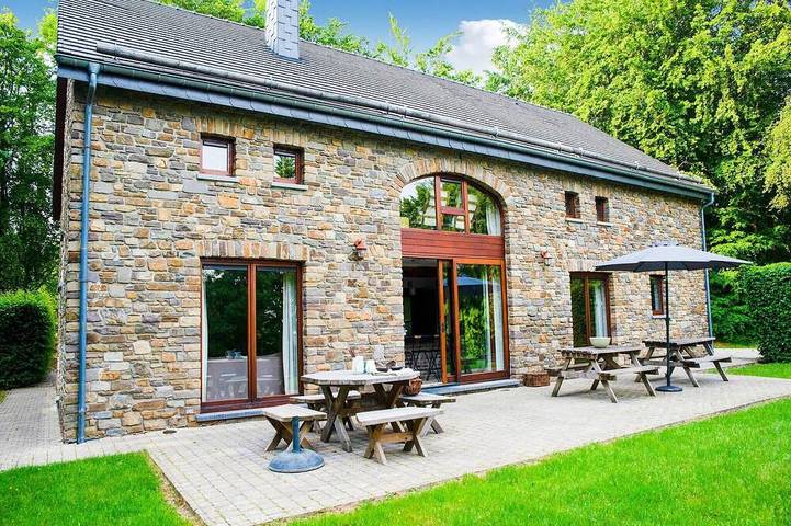 Location de vacances pour 23 personnes, avec terrasse ainsi que jardin et sauna dans Longfaye