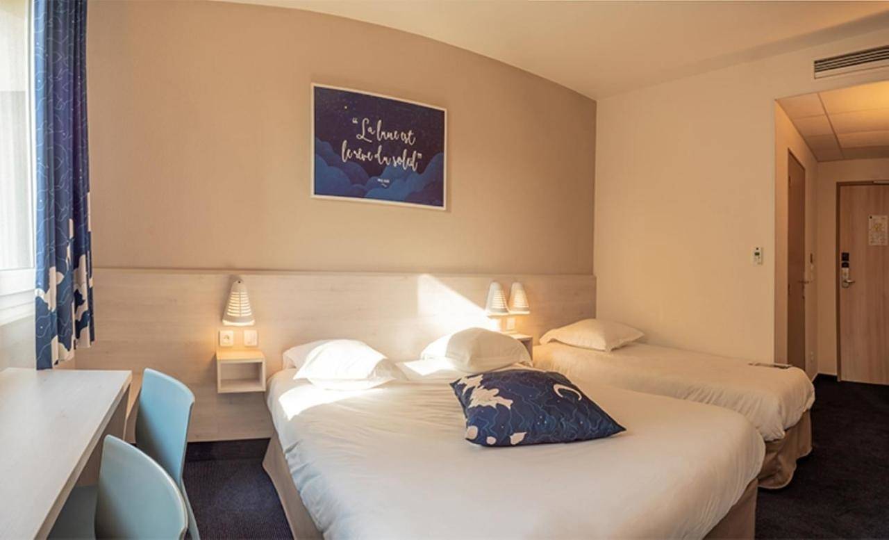 Quadruple Room (1 double bed, 1 single bed, 1 child bed (70/160cm)) in Salon-de-Provence, Côte méditerranéenne (France)