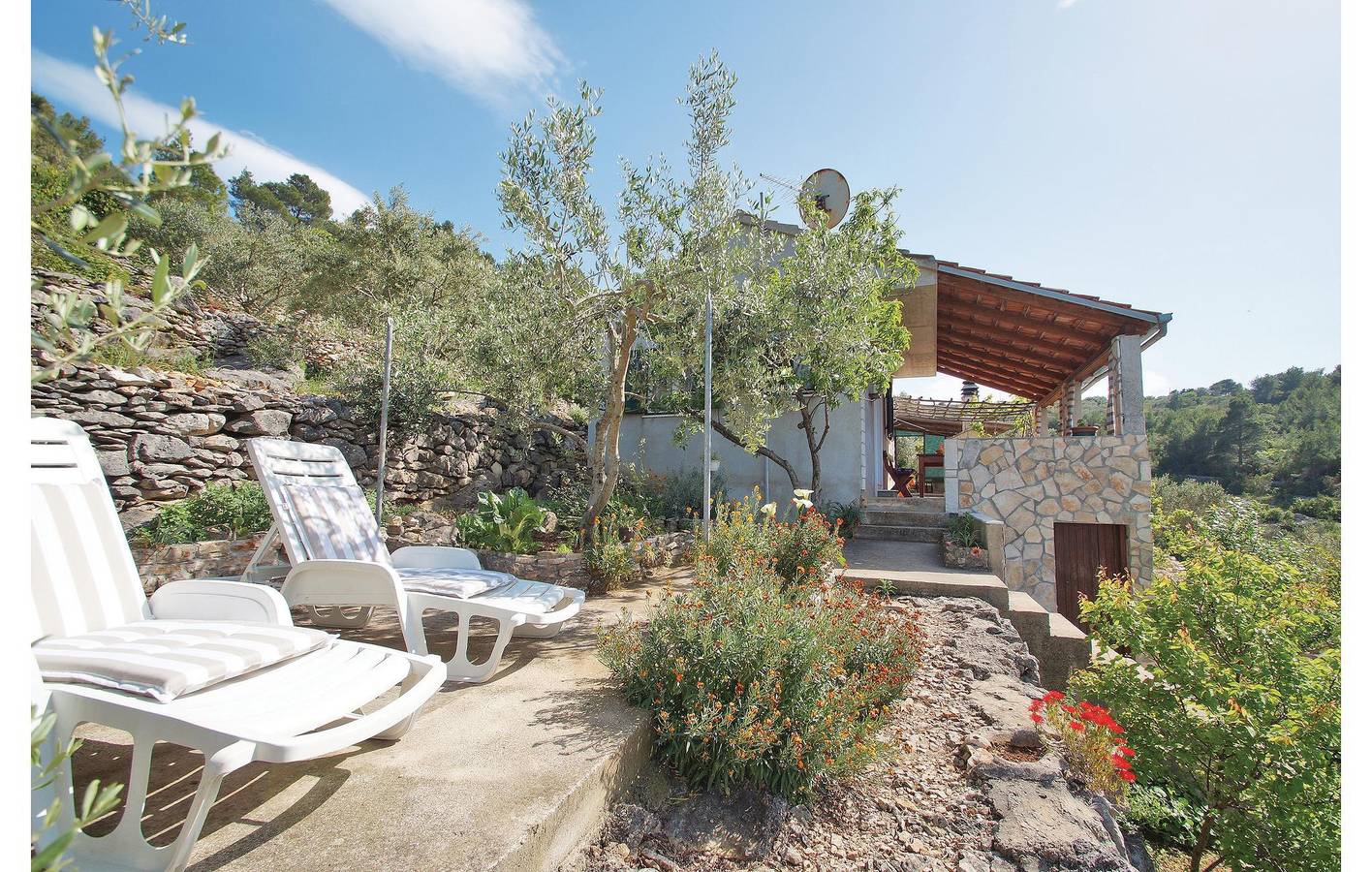 Gemütliche Ferienwohnung mit Terrasse, 2,5 km vom Strand entfernt und mit moderner Ausstattung in Vela Luka, Korcula