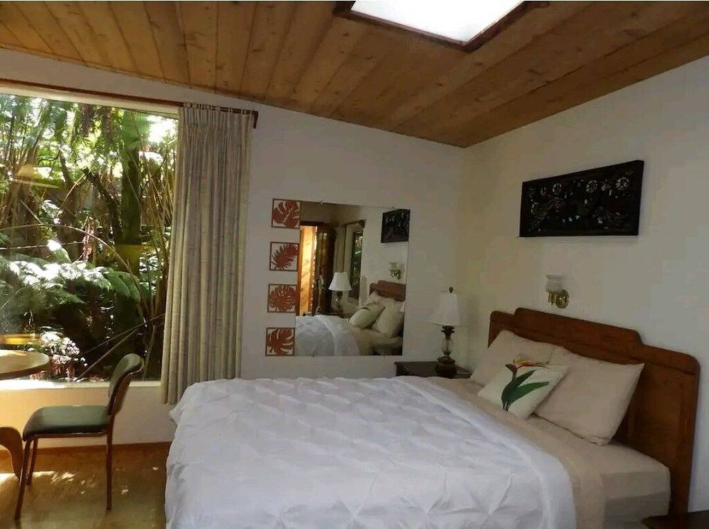 Peaceful Volcano lodge with a hot tub in Mauna Loa Estates, Volcano