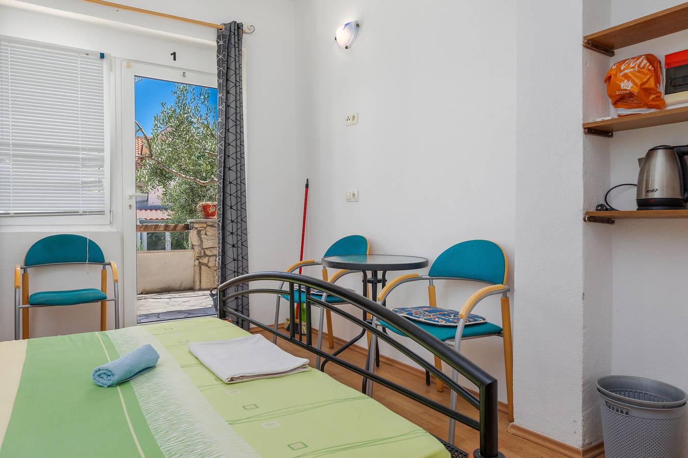 Ganze Wohnung, Studio Appartement mit Terrasse und Meerblick Duce, Omis -c in Dugi Rat, Omis-Riviera