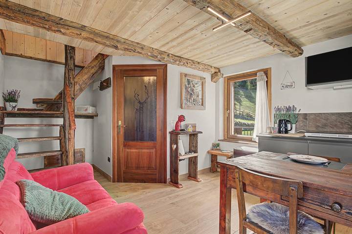 Hel lägenhet, Apartment 'Il Cervo' with Private Balcony with Mountain View in La Cerise (Gressan), Comune di Gressan