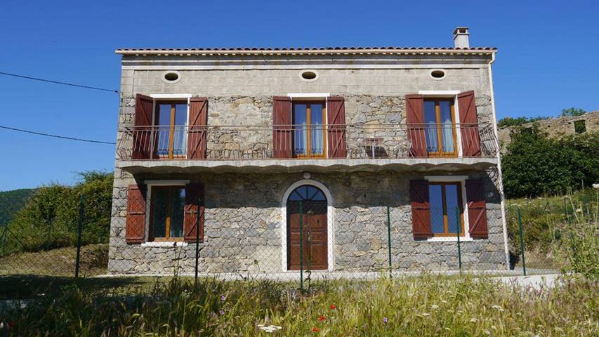 Location de vacances pour 6 personnes, avec balcon et jardin à Ventiseri