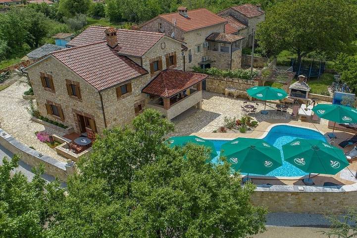 Ferienwohnung für 4 Personen, mit Terrasse und Garten sowie Pool, mit Haustier