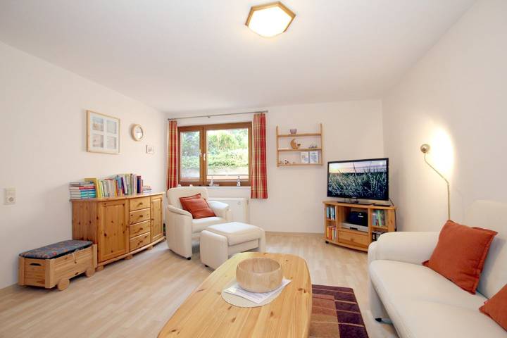 Ganze Wohnung, Ferienwhg. im 3-Familienhaus, ca. 95m² mit 3-Zimmern für 5 Personen, Souterrain in Wyk auf Föhr (Stadt), Wyk auf Föhr