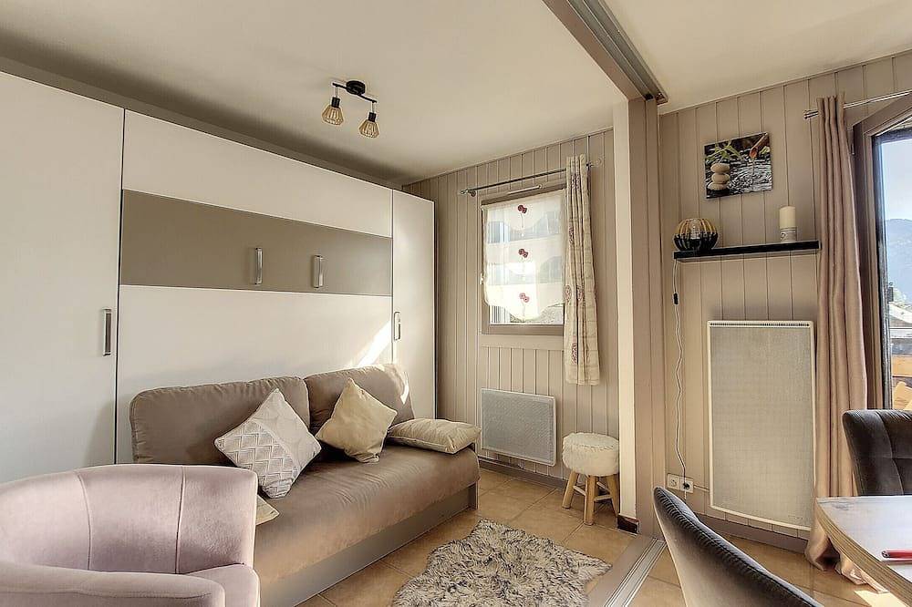 Entire apartment, Flat Orée 32B - Montriond - Sleeps 4 - Mountain view - Close to ski lifts in Montriond, Les Portes du Soleil