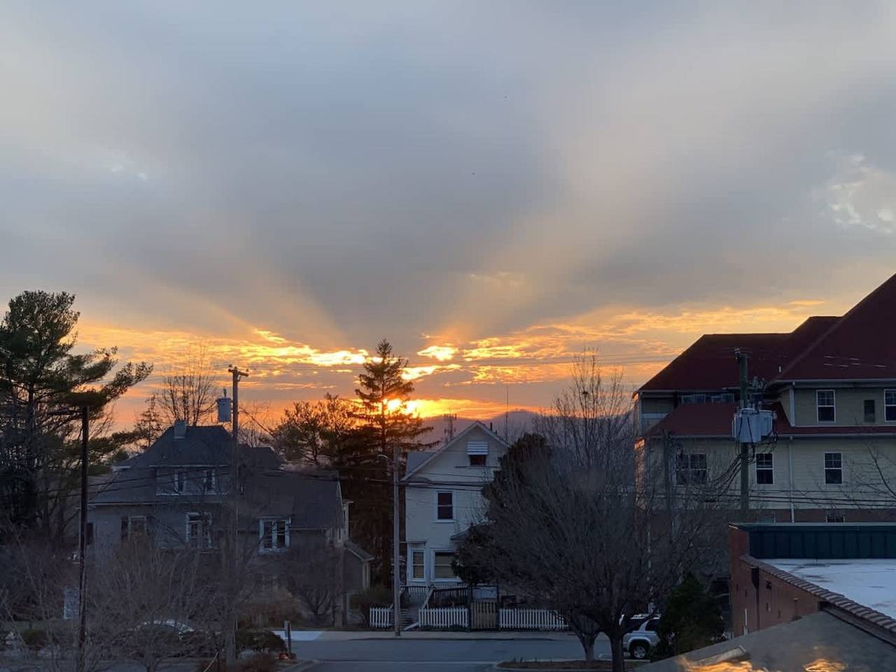 Ganze Wohnung, 2Br Condo w Balcony Free Tix Walk to Downtown in Blue Ridge Parkway, Asheville