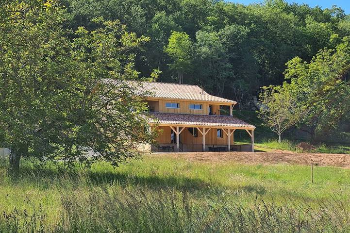 Gîte pour 4 personnes, avec piscine ainsi que terrasse et jardin