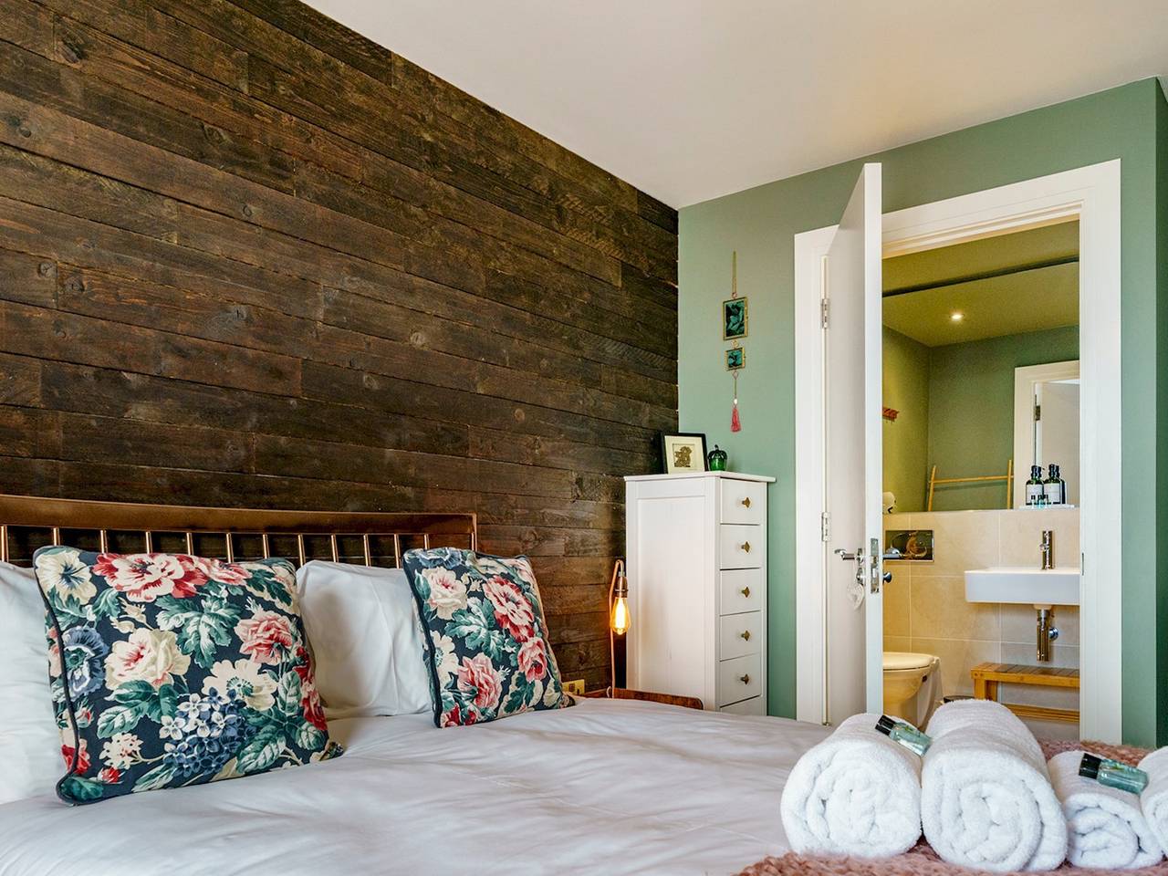 Ganze Wohnung, City Centre | Top Floor w/ Balcony & Sunset Views | Pass the Keys in Belfast, Grafschaft Antrim