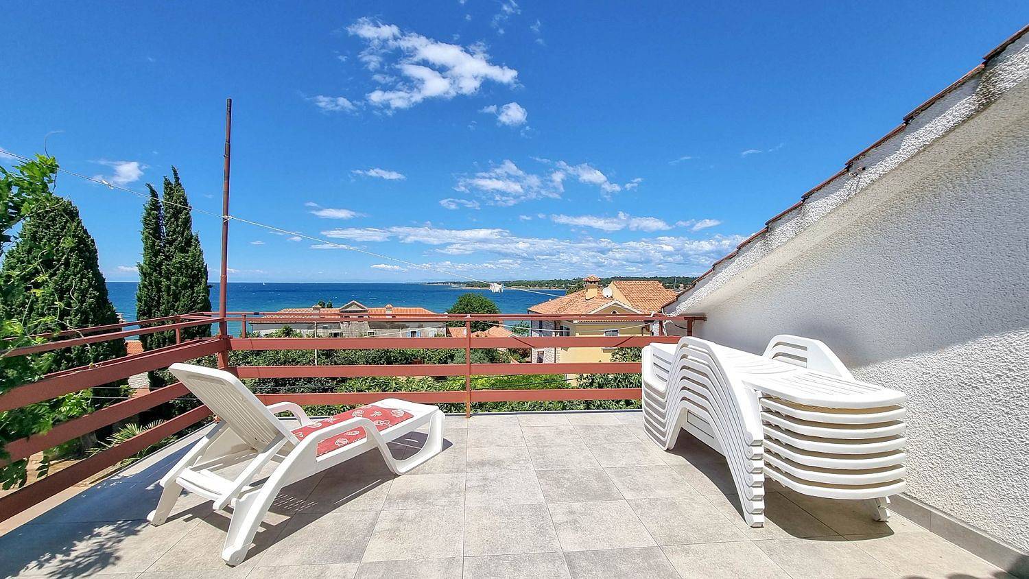 Ganze Wohnung, Lauschiges Apartment nur 100 Meter zum Strand mit Panoramablick, Liegebereich, Grill in Dajla, Umag und Umgebung