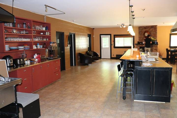 Vacation rental for 30 people, with sauna and hot tub as well as garden in Muskoka