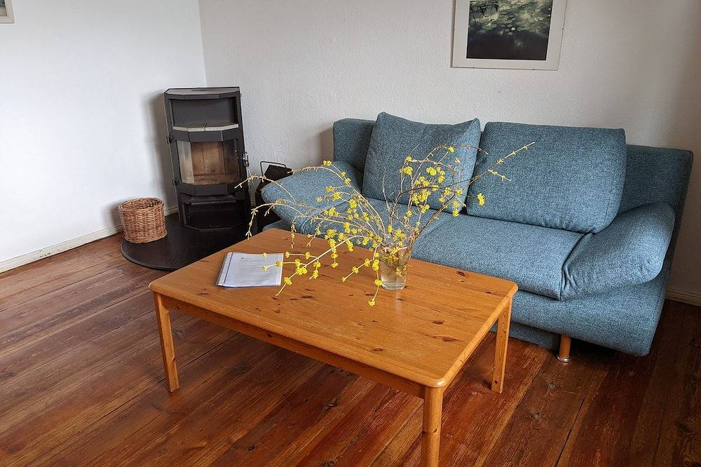 Ganze Wohnung, Quietly located holiday home with a natural garden, 500m from the lake and the forest in Templin, Barnimerland Region