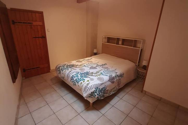 Location de vacances pour 6 personnes, avec terrasse ainsi que piscine et jardin, animaux acceptés à Saint-Martin-de-Juillers - 2