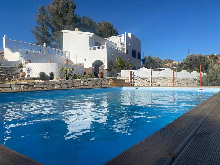 Chambre d’hôte pour 2 personnes, avec terrasse et piscine ainsi que vue et jardin