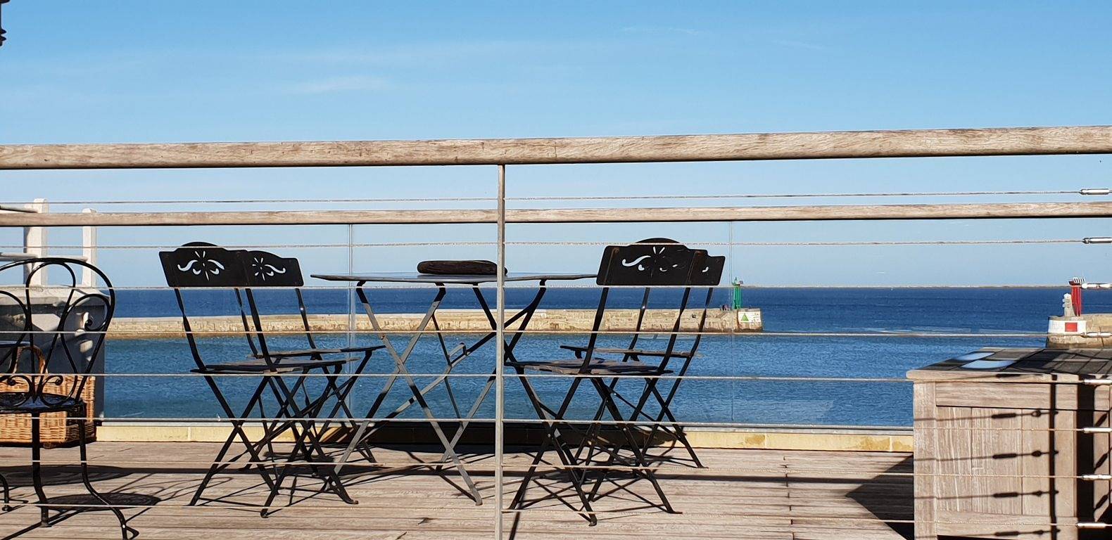 Une terrasse sur la mer, Normandie - Calvados - Omaha Beach in Port-en-Bessin-Huppain, Région de Bayeux