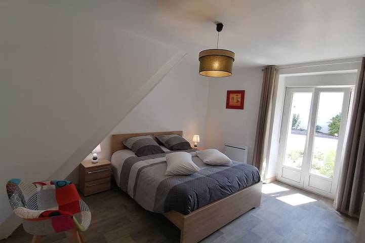 Location de vacances pour 12 personnes, avec balcon ainsi que jardin et jacuzzi à Quemper-Guézennec - 2