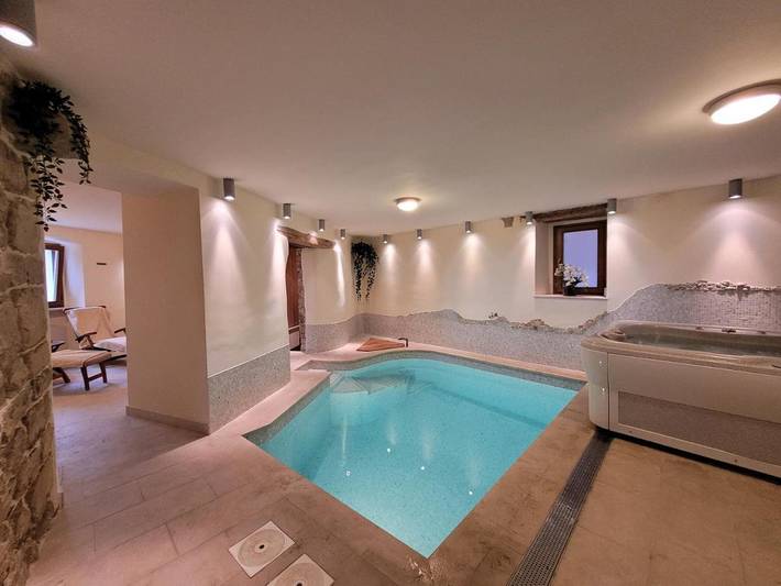 Ferienhaus für 8 Personen, mit Pool und Sauna sowie Whirlpool und Balkon