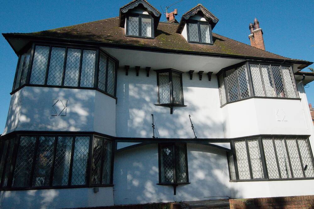 Entire apartment, 2nd floor modern flat in large Edwardian house ten minutes’ walk from railway in Bury St Edmunds, Suffolk