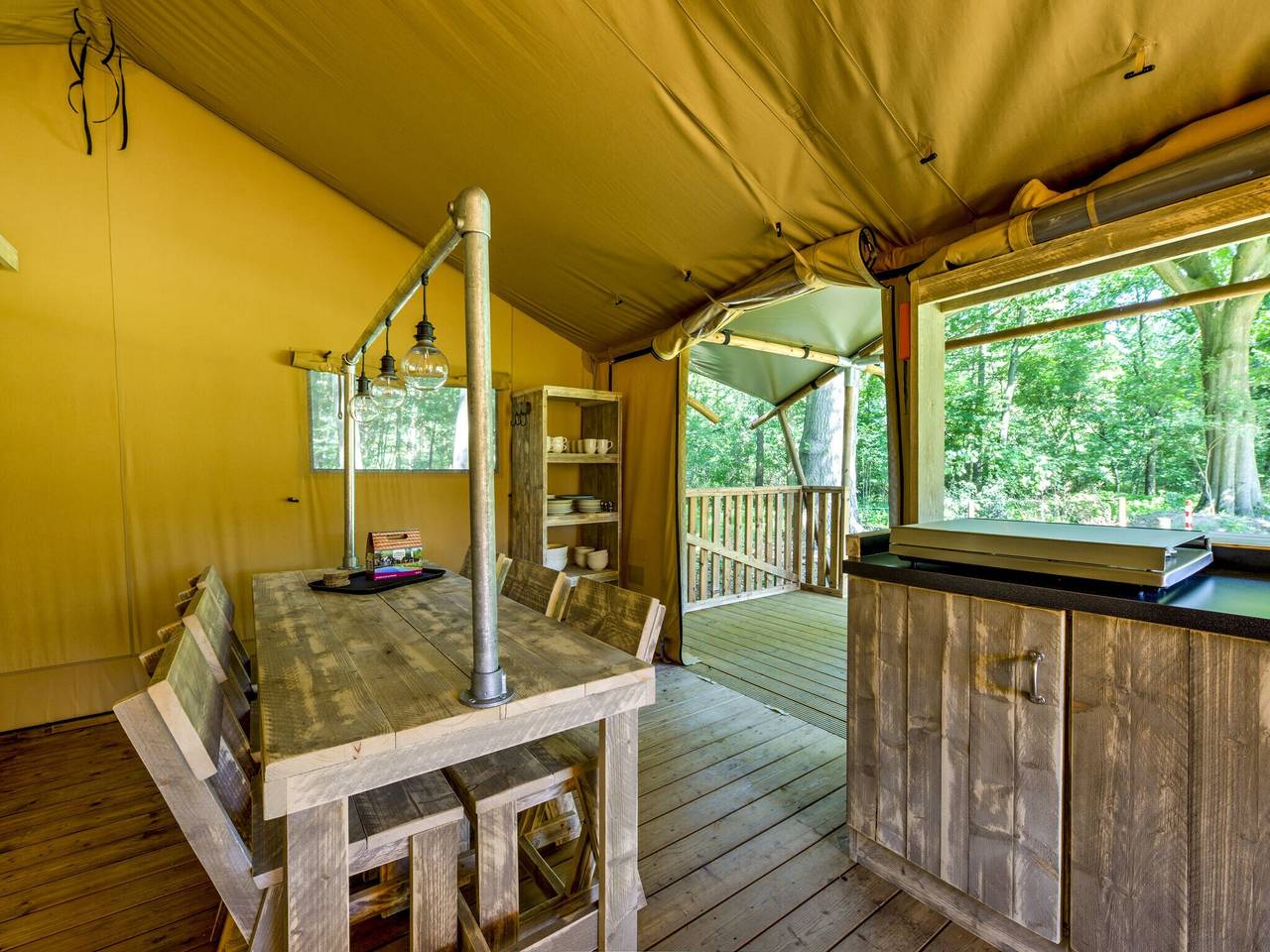 Glampingtent in Tranquil Park in Dalfsen, Regio Zwolle