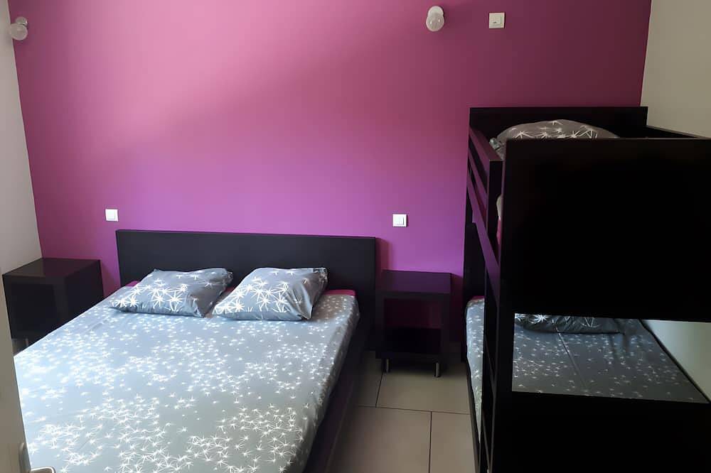 Entire apartment, Gîte 'Mas La Mounine - Gîte du Haut' with Private Garden, Wi-Fi, and Air Conditioning in Orgon, Arles region