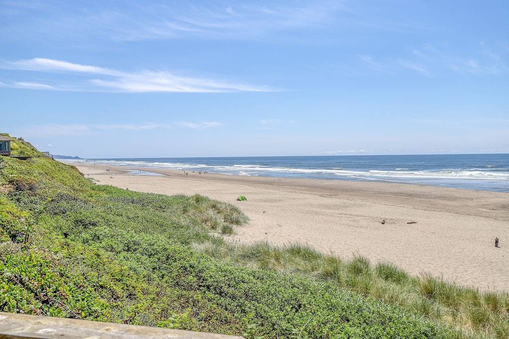 Gemütliches Haus am Meer mit 2 Kingsize-Schlafzimmern, 1 Haus vom Zugang zum Strand entfernt in Lincoln City, Devils Lake (OR)