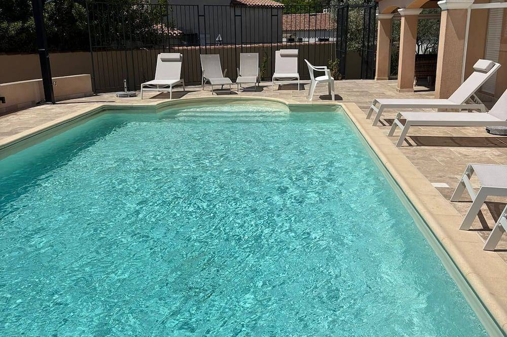 Beautiful vacation home with enclosed garden and private swimming pool in Régusse, Brignoles Region